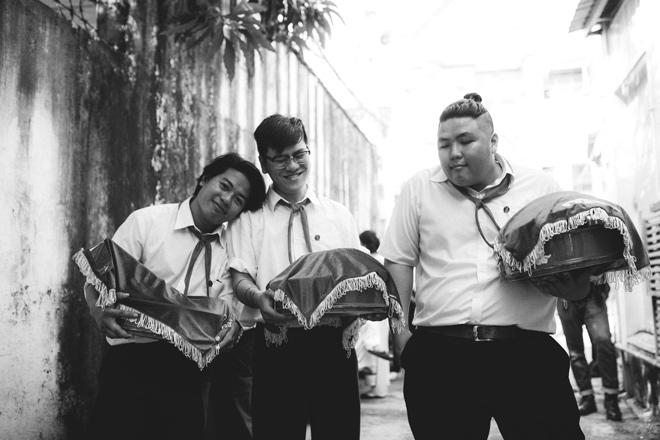 Dàn bê tráp thắt khăn quàng đỏ của cặp đôi chàng nhiếp ảnh và nàng của hiếm gây bão Dàn bê tráp thắt khăn quàng đỏ của cặp đôi chàng nhiếp ảnh và nàng của hiếm gây bão
