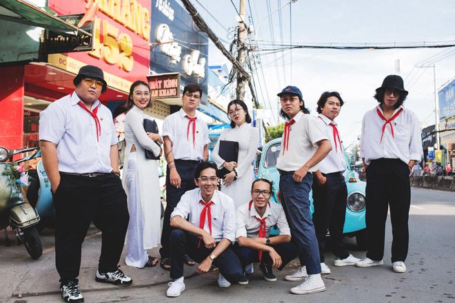 Dàn bê tráp thắt khăn quàng đỏ của cặp đôi chàng nhiếp ảnh và nàng của hiếm gây bão Dàn bê tráp thắt khăn quàng đỏ của cặp đôi chàng nhiếp ảnh và nàng của hiếm gây bão