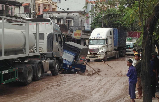 Chủ tịch Hà Nội chỉ đạo vụ Chánh thanh tra giao thông bị tố bảo kê