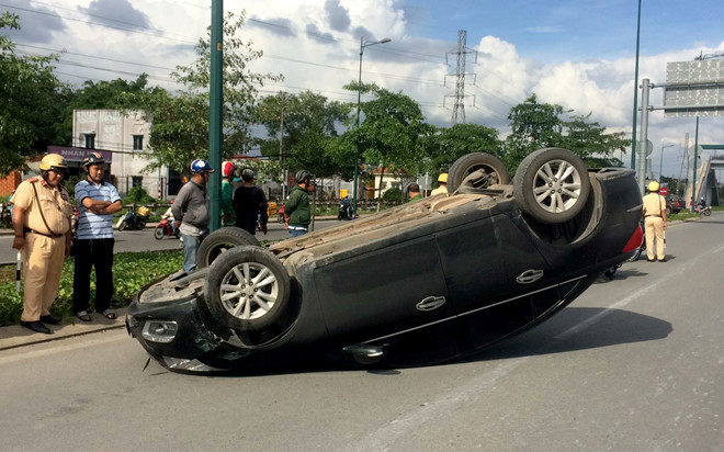 Ôtô Chevrolet lật trên đại lộ đẹp nhất Sài Gòn