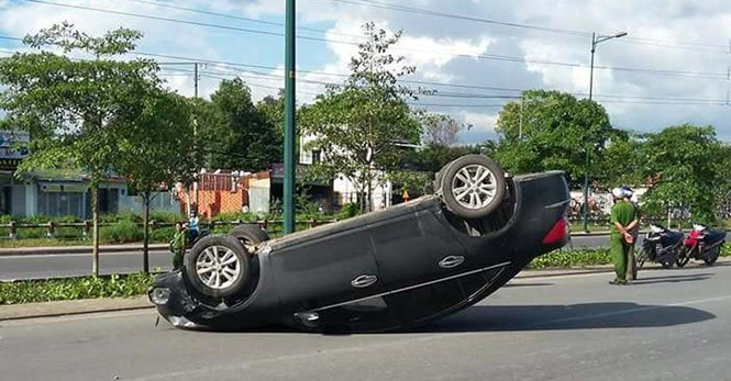 Ô tô lật ngửa trên đường, người dân đập cửa kính cứu tài xế