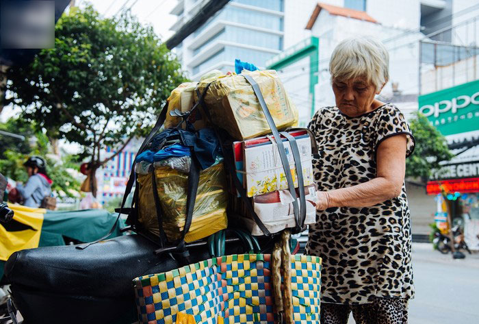 Chuyện về bà cụ tóc trắng, 50 năm theo cái nghiệp bán sách cũ vỉa hè Sài Gòn