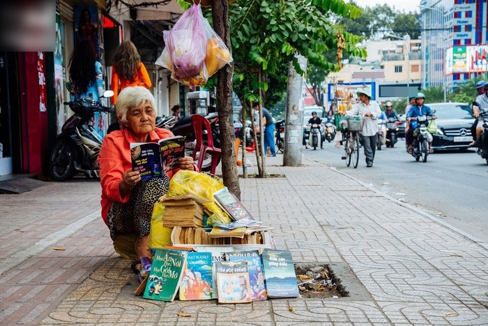 Chuyện về bà cụ tóc trắng, 50 năm theo cái nghiệp bán sách cũ vỉa hè Sài Gòn