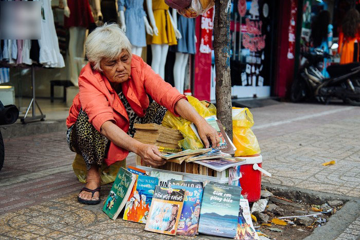 Chuyện về bà cụ tóc trắng, 50 năm theo cái nghiệp bán sách cũ vỉa hè Sài Gòn