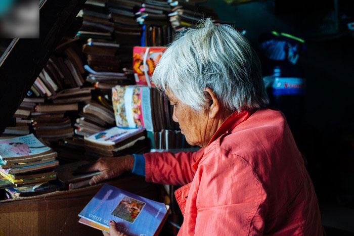 Chuyện về bà cụ tóc trắng, 50 năm theo cái nghiệp bán sách cũ vỉa hè Sài Gòn