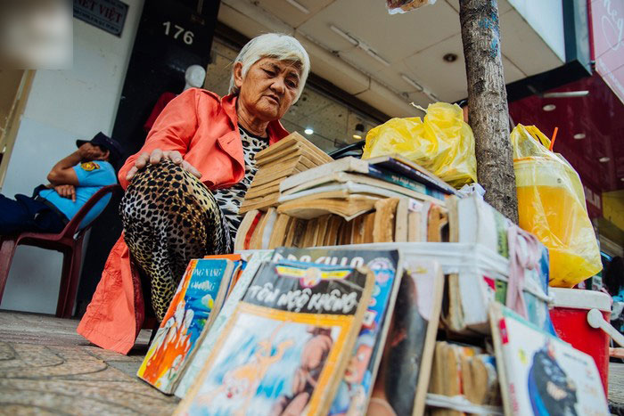 Chuyện về bà cụ tóc trắng, 50 năm theo cái nghiệp bán sách cũ vỉa hè Sài Gòn