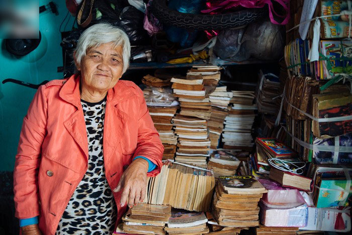 Chuyện về bà cụ tóc trắng, 50 năm theo cái nghiệp bán sách cũ vỉa hè Sài Gòn