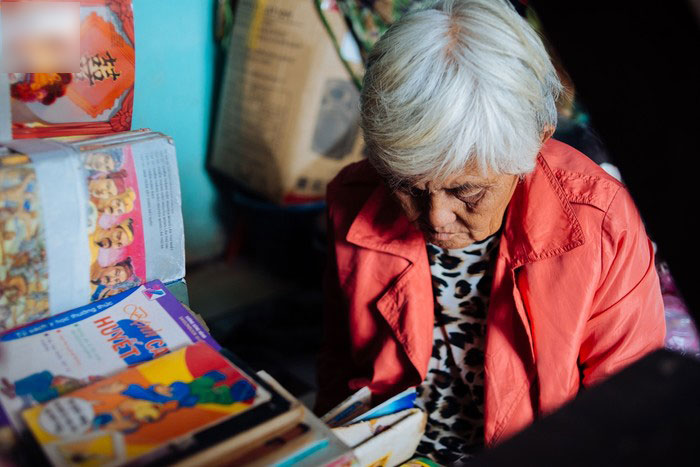 Chuyện về bà cụ tóc trắng, 50 năm theo cái nghiệp bán sách cũ vỉa hè Sài Gòn