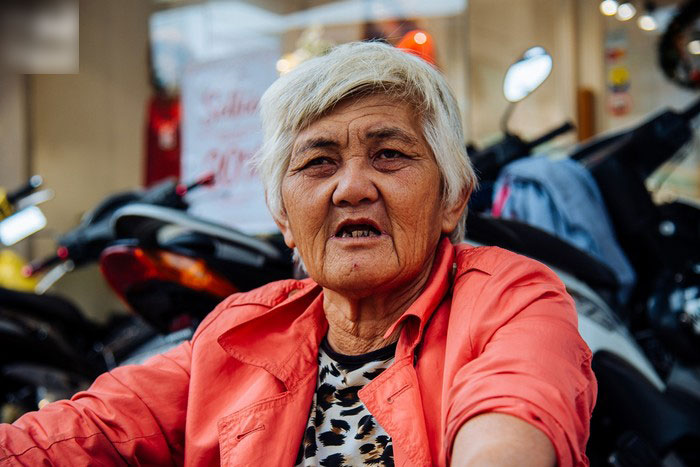 Chuyện về bà cụ tóc trắng, 50 năm theo cái nghiệp bán sách cũ vỉa hè Sài Gòn