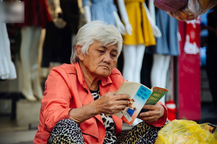 Chuyện về bà cụ tóc trắng, 50 năm theo cái nghiệp bán sách cũ vỉa hè Sài Gòn