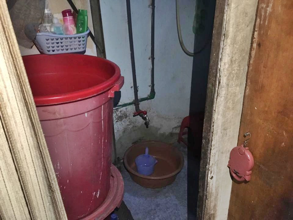 Chuyện khó tin: Che ri đô tắm ở hành lang khu tập thể Hà Nội