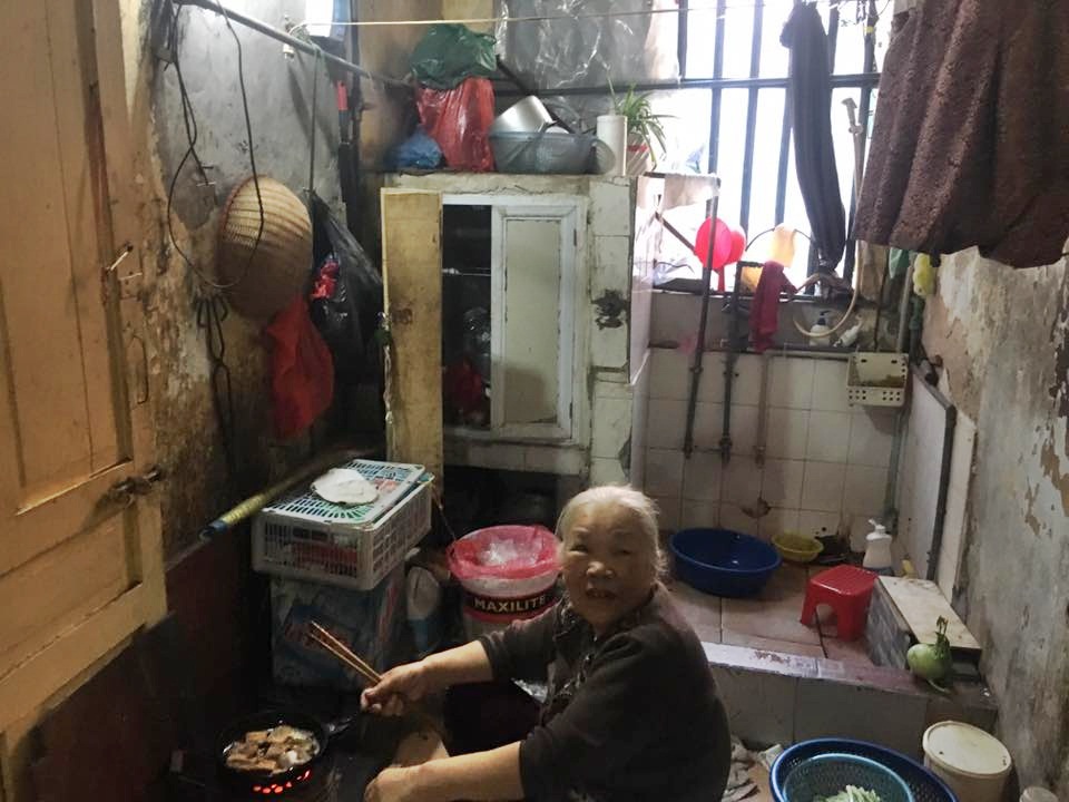 Chuyện khó tin: Che ri đô tắm ở hành lang khu tập thể Hà Nội