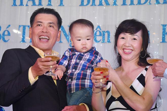 7 ông bố showbiz Việt sung sướng vô bờ khi 50 - 70 tuổi vẫn có con chào đời