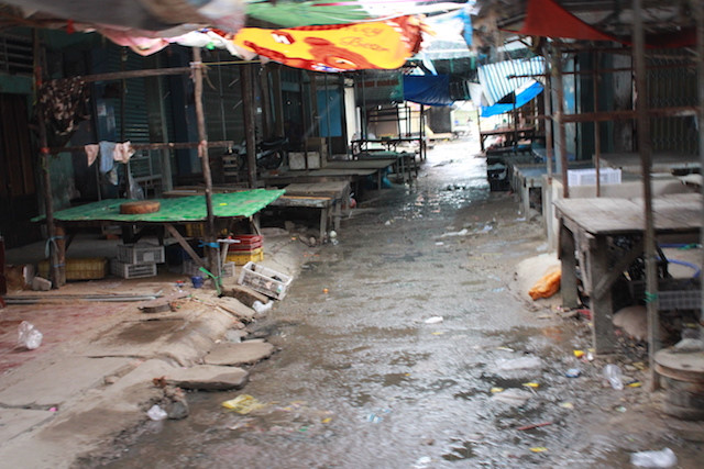 Cảnh hoang vắng khi người dân sơ tán tránh bão