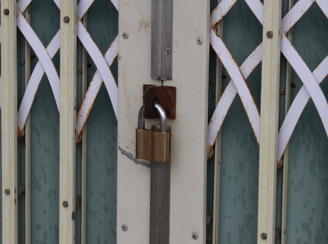 Cảnh hoang vắng khi người dân sơ tán tránh bão