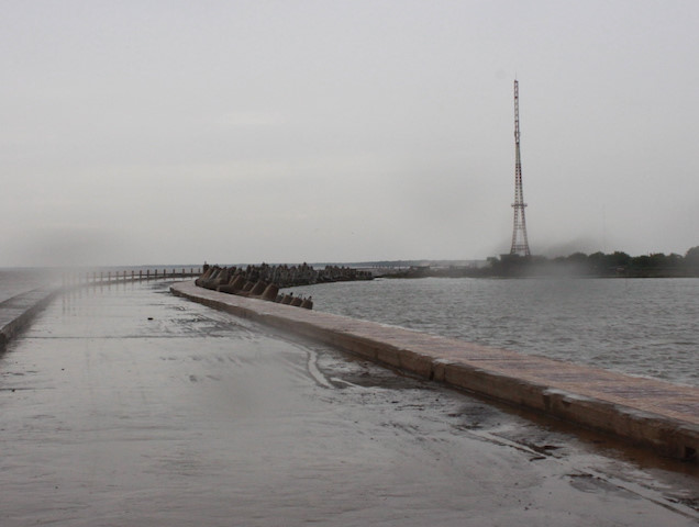 Cảnh hoang vắng khi người dân sơ tán tránh bão