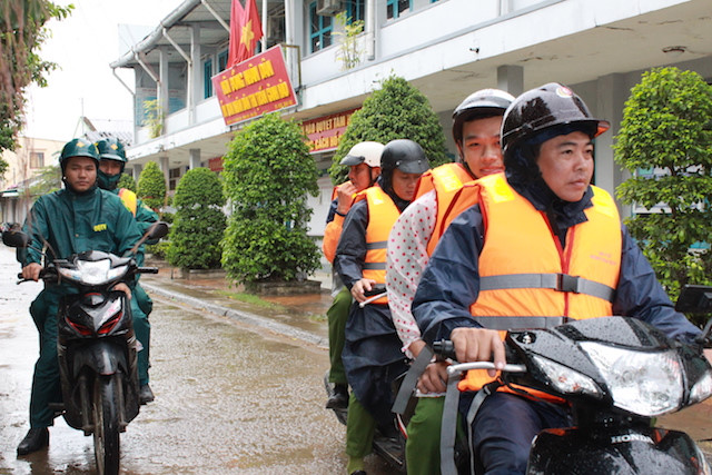 Cảnh hoang vắng khi người dân sơ tán tránh bão