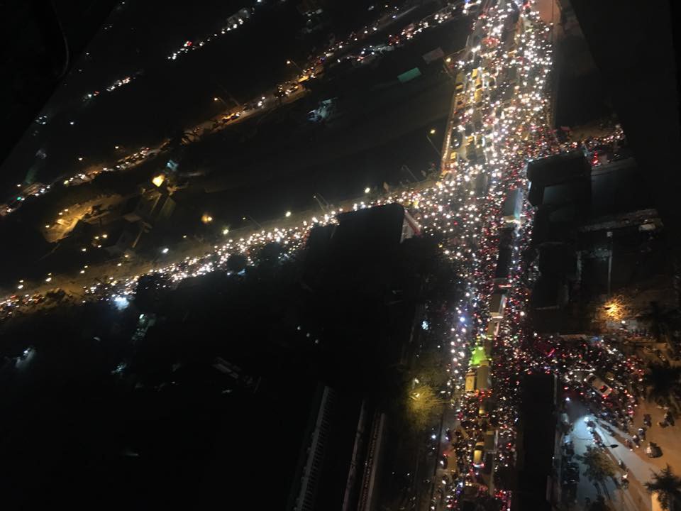 Tắc đường kinh hoàng tại Hà Nội: Người dân chôn chân tại chỗ gần 2h đồng hồ vẫn chưa về tới nhà