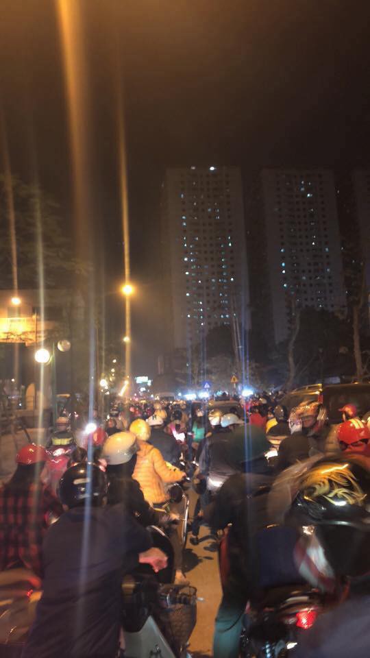 Tắc đường kinh hoàng tại Hà Nội: Người dân chôn chân tại chỗ gần 2h đồng hồ vẫn chưa về tới nhà