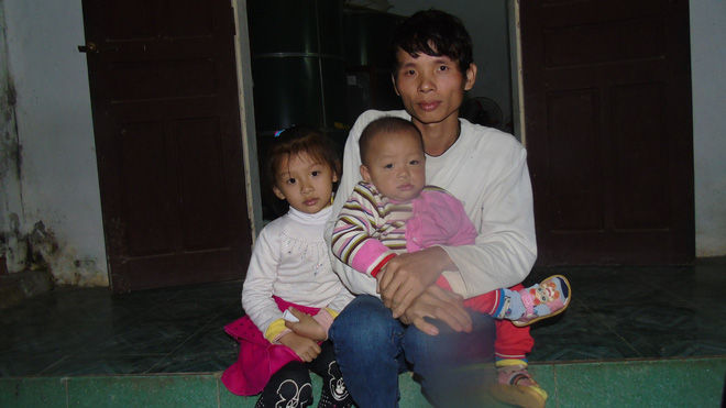 Mẹ tử vong sau 4 ngày đi làm, hai đứa con thơ hàng ngày bắt bố dẫn đi tìm mẹ