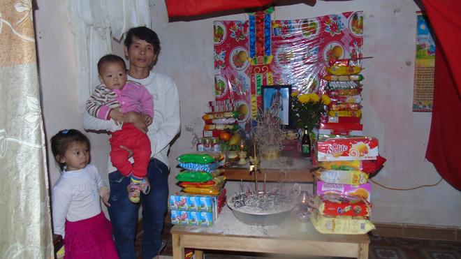 Mẹ tử vong sau 4 ngày đi làm, hai đứa con thơ hàng ngày bắt bố dẫn đi tìm mẹ