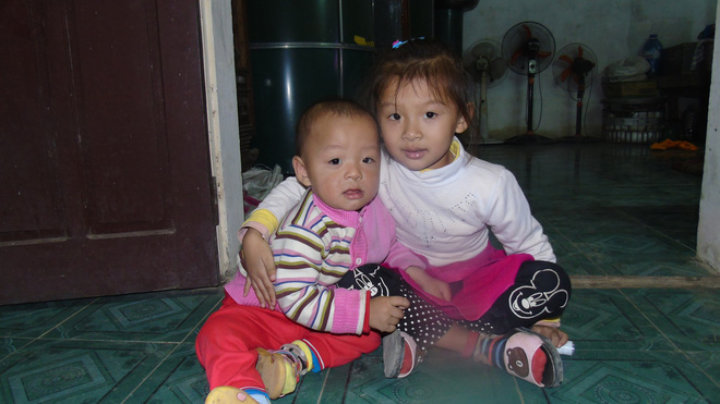 Mẹ tử vong sau 4 ngày đi làm, hai đứa con thơ hàng ngày bắt bố dẫn đi tìm mẹ