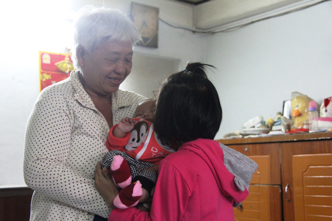 Thực hư việc mẹ của bé gái 7 tuổi phải nghỉ học ở nhà trông em ôm tiền trốn đi, bỏ mặc con gái?