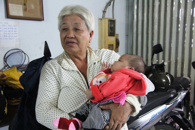 Thực hư việc mẹ của bé gái 7 tuổi phải nghỉ học ở nhà trông em ôm tiền trốn đi, bỏ mặc con gái?