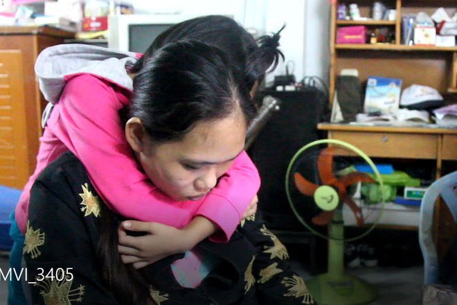 Thực hư việc mẹ của bé gái 7 tuổi phải nghỉ học ở nhà trông em ôm tiền trốn đi, bỏ mặc con gái?