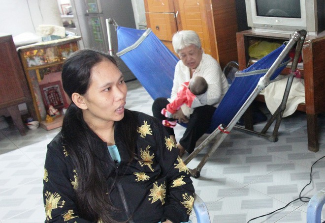 Thực hư việc mẹ của bé gái 7 tuổi phải nghỉ học ở nhà trông em ôm tiền trốn đi, bỏ mặc con gái?