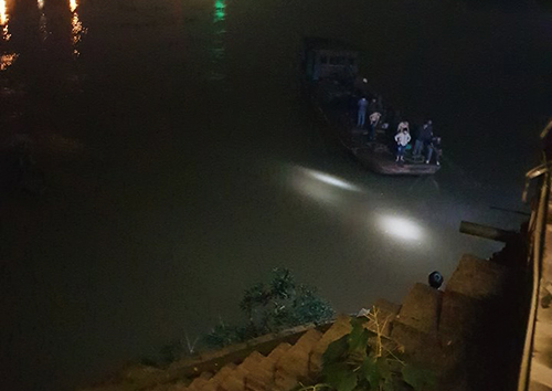 Cài nhầm số lùi, ôtô lao xuống sông khiến hai người chết