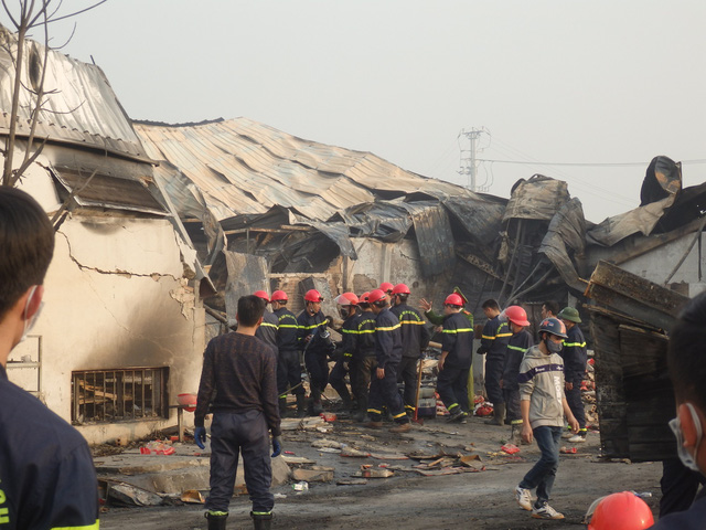 Vụ cháy nhà máy bánh kẹo Tràng An: Đỏ mắt mong tìm thấy thi thể con!