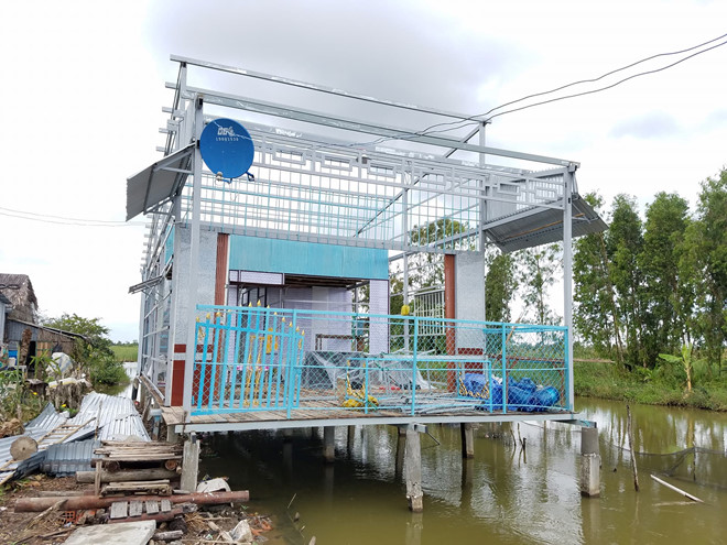 Dựng lại nhà sau khi dỡ gần hết mái, vách để tránh bão Tembin