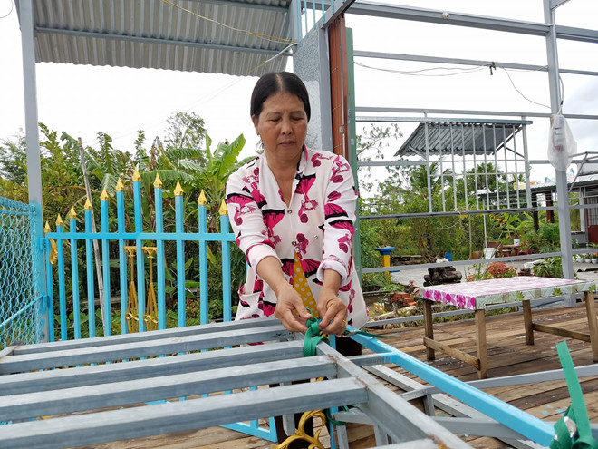 Dựng lại nhà sau khi dỡ gần hết mái, vách để tránh bão Tembin