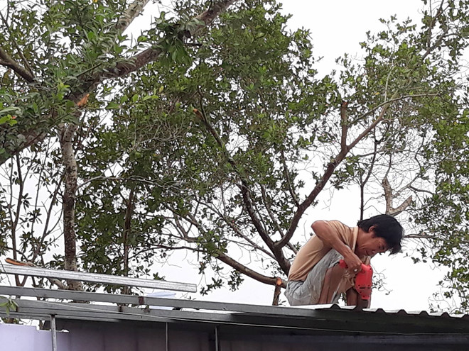 Dựng lại nhà sau khi dỡ gần hết mái, vách để tránh bão Tembin