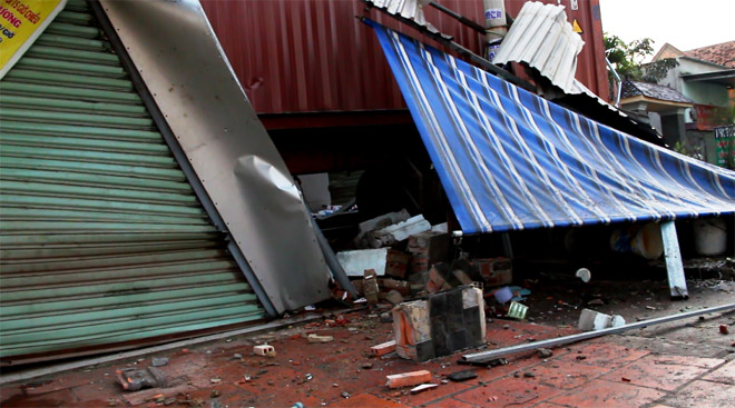 Container tông nát 3 cửa hàng liền kề, 10 người thoát chết