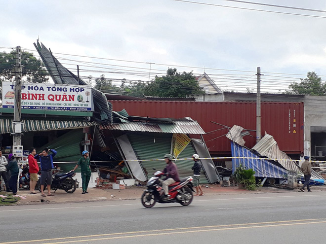 Container tông nát 3 cửa hàng liền kề, 10 người thoát chết