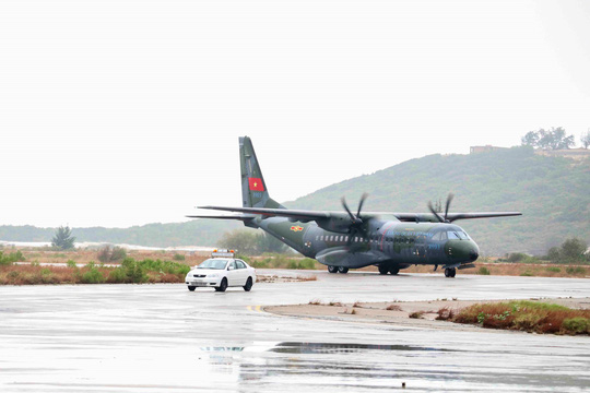 Xem diễn tập chống khủng bố cướp máy bay, uy hiếp con tin