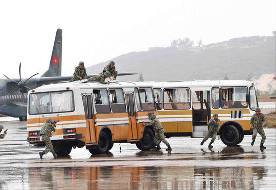 Xem diễn tập chống khủng bố cướp máy bay, uy hiếp con tin