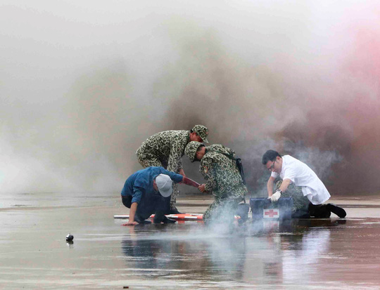 Xem diễn tập chống khủng bố cướp máy bay, uy hiếp con tin