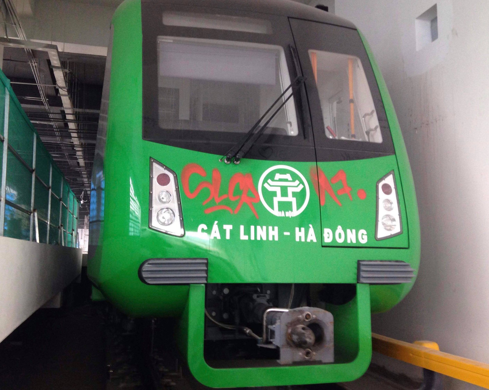 Bức xúc hình ảnh đoàn tàu đường sắt trên cao Cát Linh - Hà Đông bị bôi bẩn bằng hình vẽ graffiti chi chít