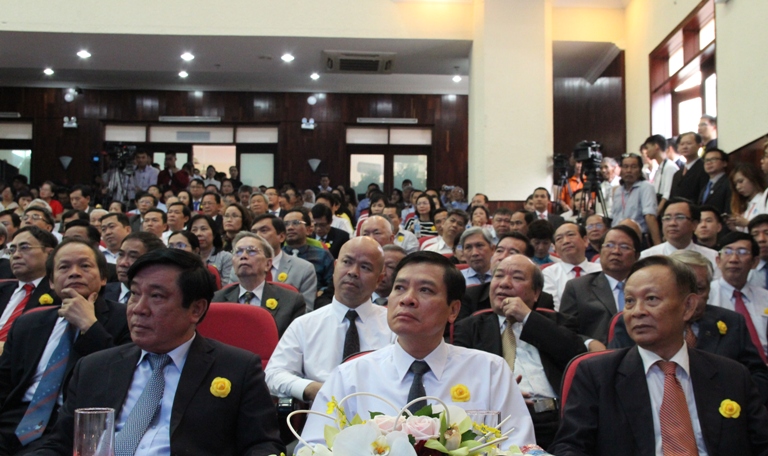 Chuyển làm phục vụ, cho nghỉ việc giảng viên không có bằng thạc sĩ