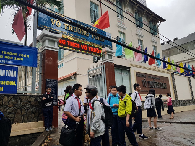 Phụ huynh Sài Gòn lúng túng khi con được nghỉ học do bão Tembin