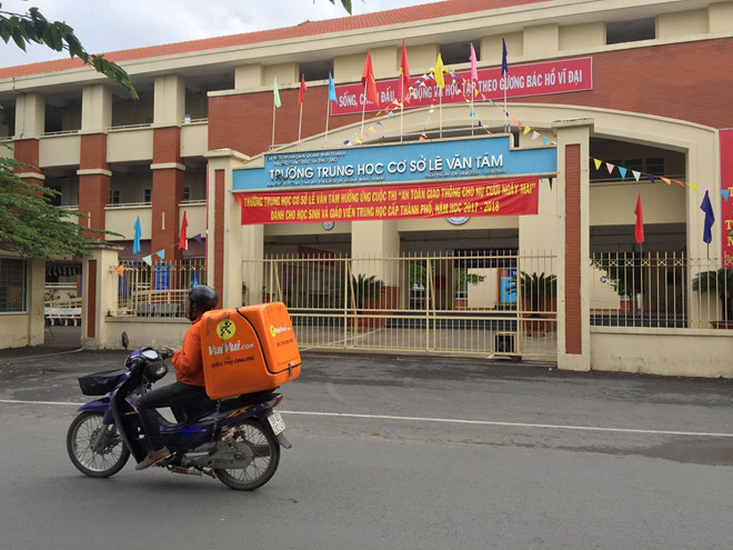 Phụ huynh Sài Gòn lúng túng khi con được nghỉ học do bão Tembin