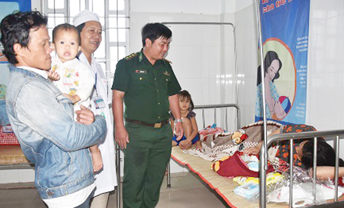 Sản phụ ở Cà Mau sinh mẹ tròn con vuông trong bão Tembin