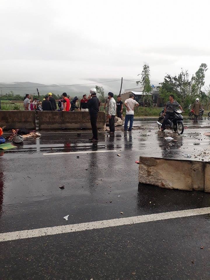 Khánh Hòa: Xe khách mất lái đâm vào dải phân cách lật giữa đường khiến 3 người bị thương