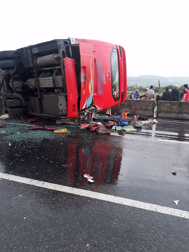 Khánh Hòa: Xe khách mất lái đâm vào dải phân cách lật giữa đường khiến 3 người bị thương