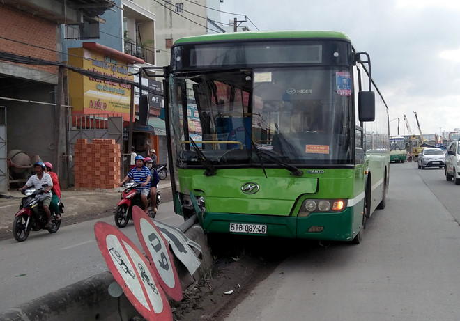 Chục người la hét khi xe buýt gặp nạn ở Sài Gòn