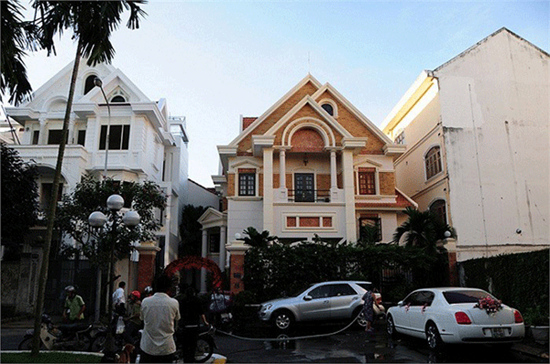 Hoa hậu Jennifer Phạm giàu cỡ nào?