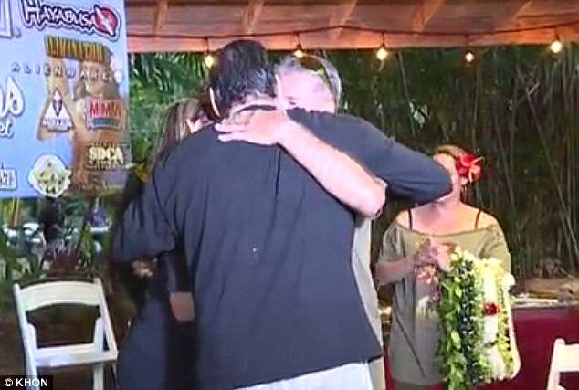 Mỹ: Đăng tìm bố mẹ, phát hiện sốc về người bạn 60 năm